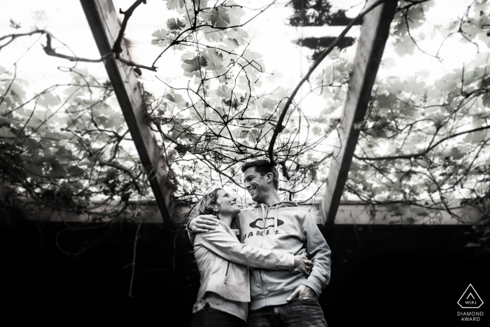 Séance de photographie de fiançailles à Guidel, France - Couple Embracing