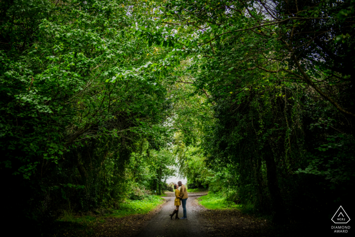 Sessão de fotos de noivado na Irlanda Árvores da vida - Casal nas árvores