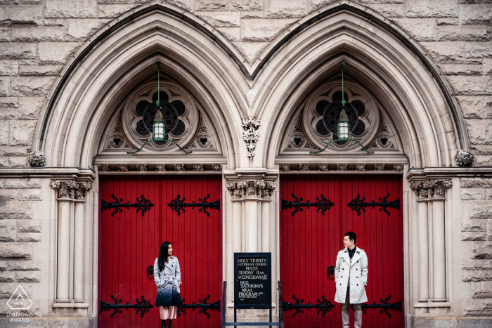 Upper West Side, séance de portrait de fiançailles avec des portes de l'église rouge