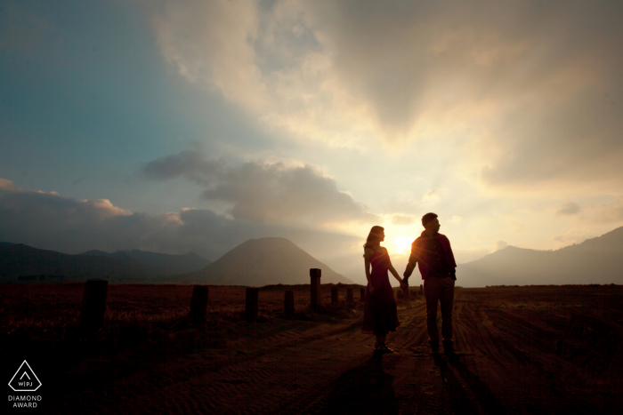 Vorhochzeitsporträt am Bromo Mount, Indonesien während des Sonnenuntergangs