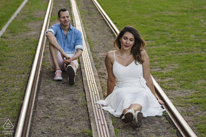 As luzes do caminho aquecem o coração e iluminam a sessão de noivado deste casal - Píer Mauá, Rio de Janeiro, Brasil