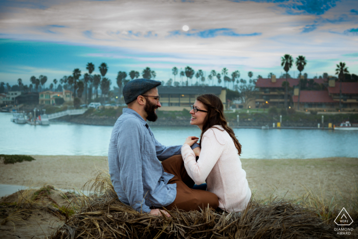 Paar am Strand an einem Abend mit Vollmond im Marina Park, Ventura, CA.