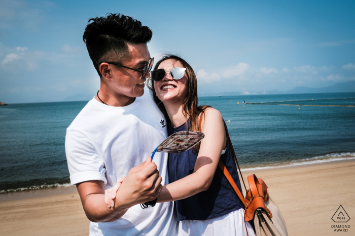 Tung Wan Beach, para w Hongkongu, bawiąc się na plaży podczas gorącego wczesnego lata.