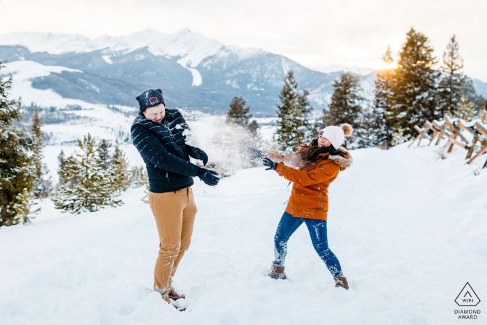 Sessione di fidanzamento invernale in montagna a Frisco, Colorado