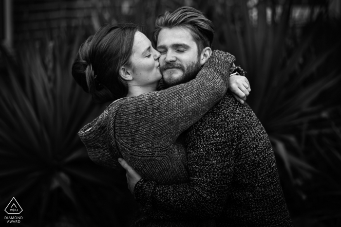 Fotografia zaręczynowa Corby w czerni i bieli