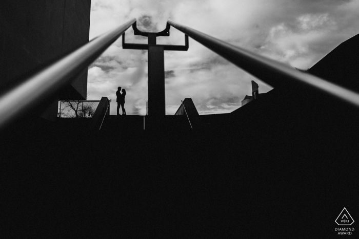 London vor der Hochzeit Shooting eines Paares gegen den Himmel silhouettiert