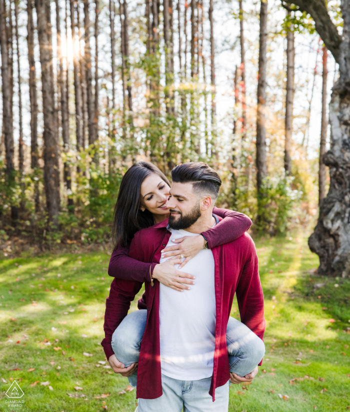 Retratos de noivado pré-casamento em Bolton, Caledon no parque - Ray of Sunshine