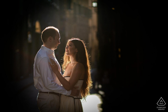 A couple portrait at the first lights of the sun in the old alleys of florence Florence engagement photography | A couple portrait at the first lights of the sun in the old alleys of florence