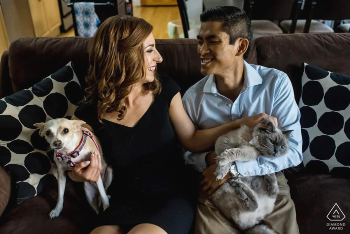 Boston Engagement Session chez le couple sur le canapé avec un chien et un chat