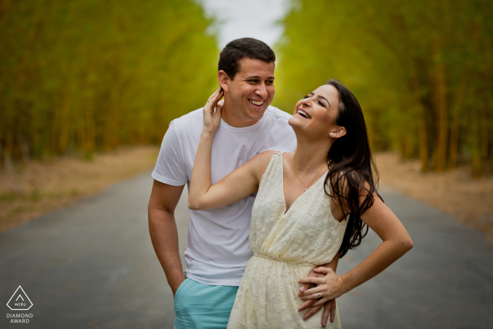 Aracruz, Espírito Santo, Brazil e-Session with a young couple in the road by the trees