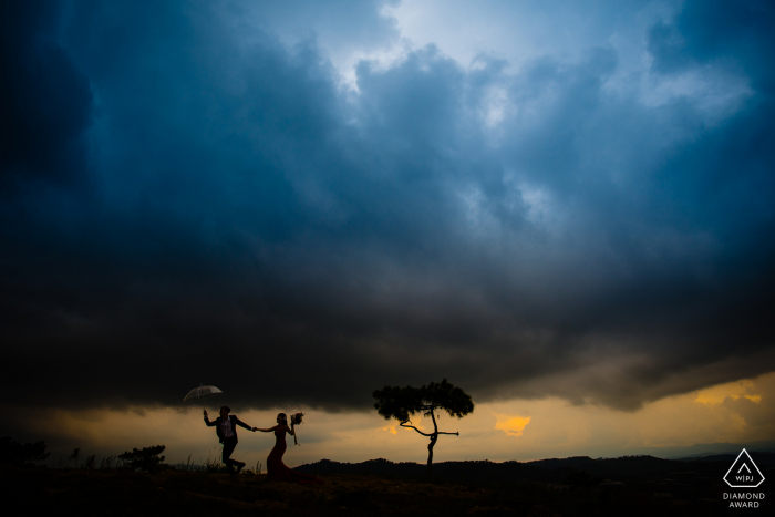 Vietnam Dalat anochecer sesión de compromiso antes de la boda bajo las nubes oscuras