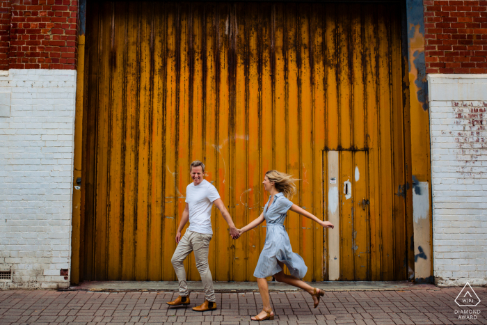 Australie-Occidentale couple Fremantle marcher ensemble pendant la séance de portraits d'engagement.