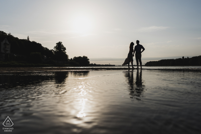 Parnay, Francja Sylwetki zaręczonej pary podczas zdjęć przed ślubem na wodach plaży