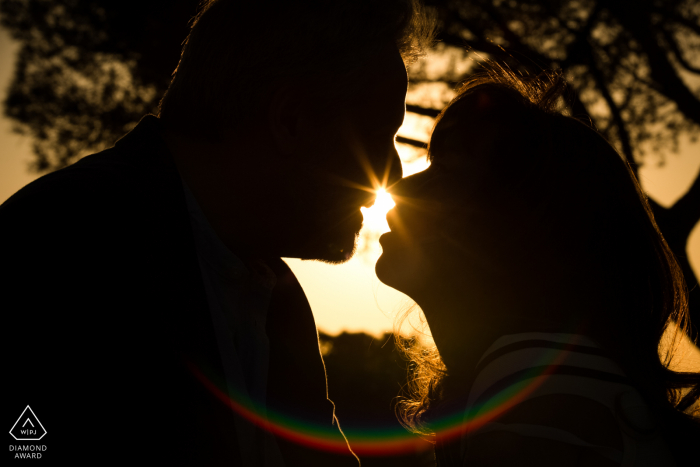 Sesión de compromiso previa a la boda en Madrid, España - Siluetas de pareja con puesta de sol y efecto visual