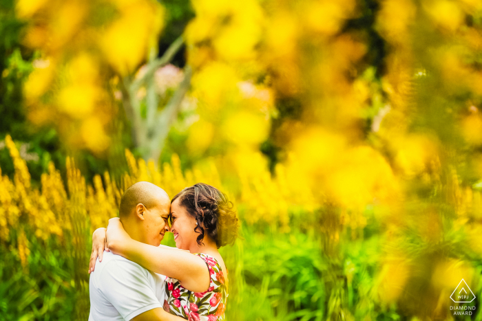 Verlobungsfotograf: "Diese gelben Blumen standen im Botanischen Garten von Kapstadt in voller Blüte und ich nutzte die leuchtenden Farben, um die Liebe aufzupeppen."