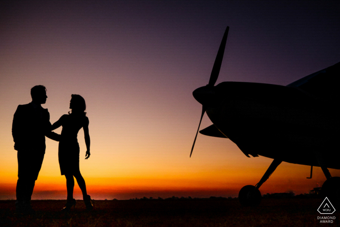 esse casal adora aviões históricos e voadores que criaram um lindo cenário para o aeroporto Tirada no aeroporto particular de Harare (Zimbábue), Aeroporto Charles Prins, este casal adora voar e aviões históricos que criaram um belo cenário.