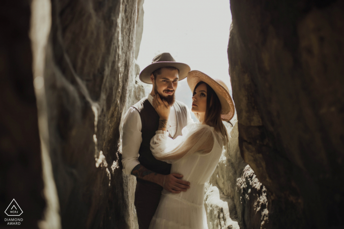 Foto pré-casamento com chapéus combinando ao sol Foto antes do casamento de Lviv, Ucrânia