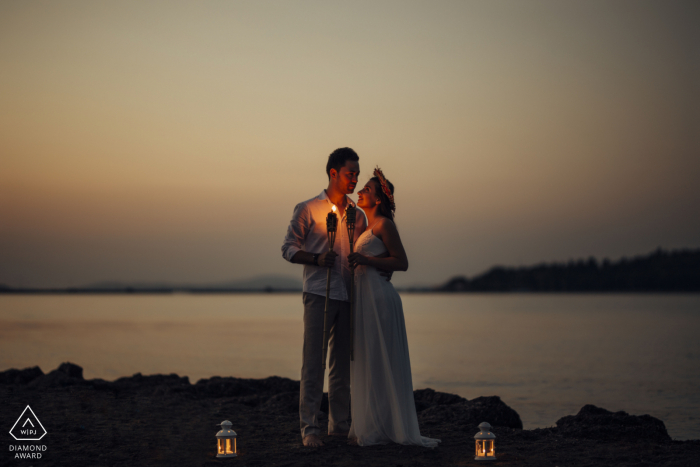 Foto vor der Hochzeit aus İzmir, Türkei am Meer mit Laternen