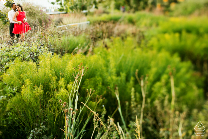 Highline Park, Nowy Jork | Fotograf narzeczeński: „W tym ujęciu użyłem obiektywu z funkcją tilt shift i wykorzystałem pomysł negatywnej przestrzeni obejmującej zieleń”.