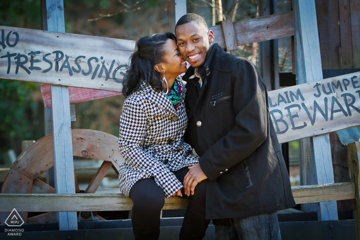 Una pareja sonriente se divierte durante su sesión de retratos de compromiso en Stone Mountain, GA.