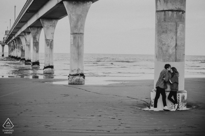 New Brighton Beach, Christchurch, Nowa Zelandia Portret zaręczynowy z zimnym popołudniem z odbiciem mowy ciała.