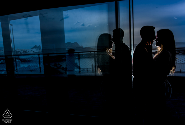 Aguilas - Spain Reflexes / Reflections of love in this lit engagement portrait