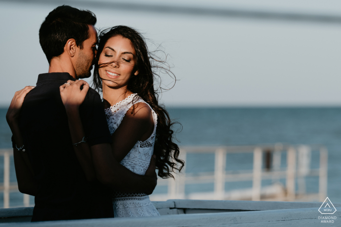 Teramo Verlobungsfotograf aus den Abruzzen bei einem Fotoshooting mit einem Paar am Strand