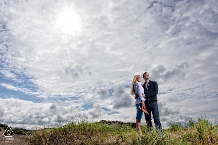 Angleterre séance de fiançailles d'un couple avant le mariage dans le Dorset contre les nuages