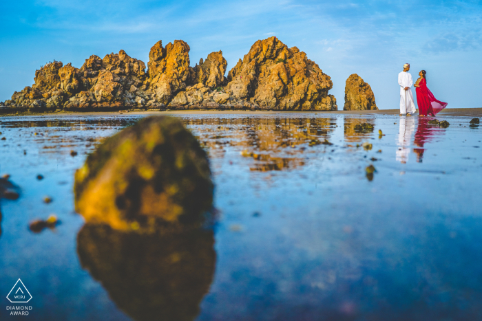 Siracusa Sicilia fotografía previa a la boda en el agua con una pareja junto a las rocas