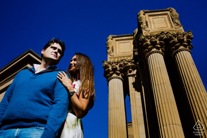 Portraits de San Francisco avant le mariage avec un couple au palais