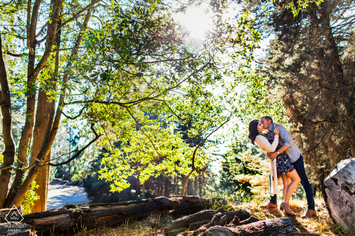 Una pareja bailando en el bosque en Oakland Hill para una sesión de compromiso.