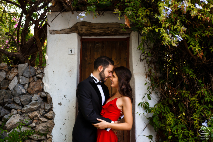 kyrenia, chypre séance de fiançailles photo avec un couple dans des vêtements formels