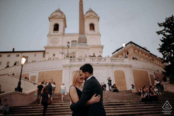 Roma - sesja zaręczynowa Piazza di Spagna w mieście o zachodzie słońca