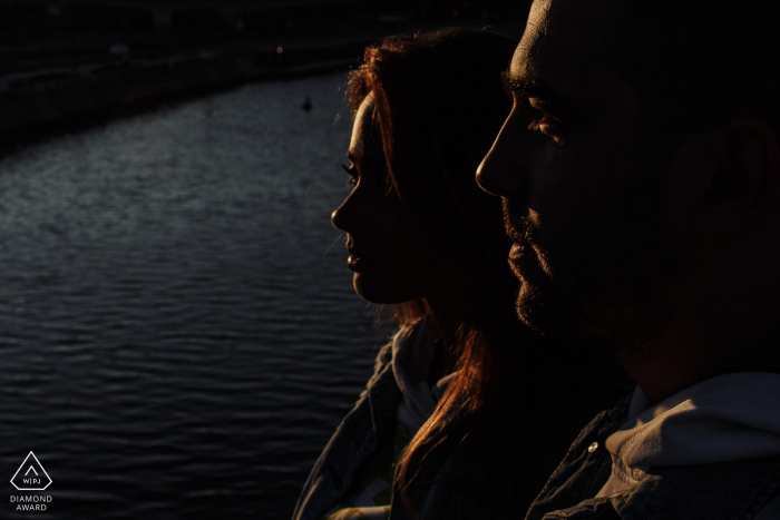 Pont de pierre, Moscou, Russie portrait de fiançailles avec une histoire d'amour au lever du soleil