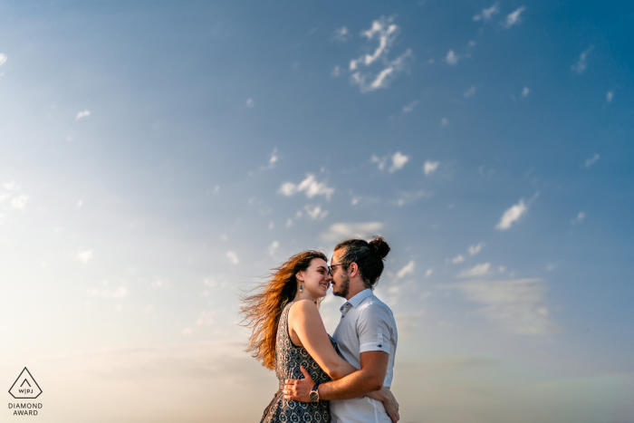 Trieste, Itália Retrato do amor por do sol para o casal de noivos nas nuvens