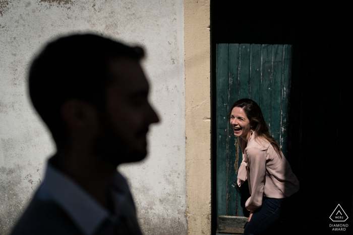 Retrato de casal em Ile d'Yeu, França para sessão de noivado