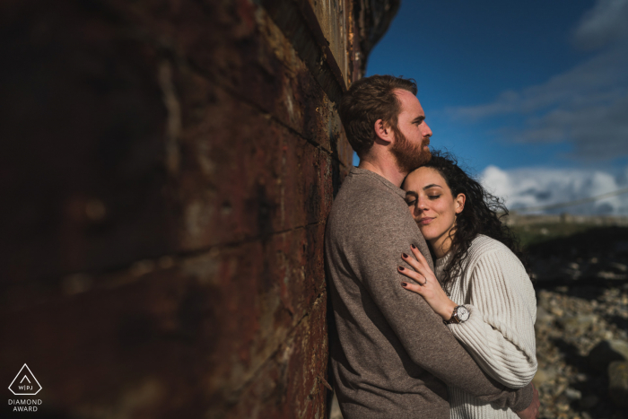 Retrato de casal de noivado Crozon, França na luz do sol da tarde quente