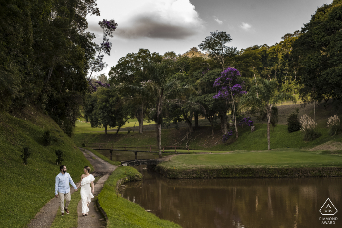 La lumière illumine l'après-midi des fiançailles de ce couple magnifique et aimé au Golf Clube, Teresópolis, Rio de Janeiro, Brésil