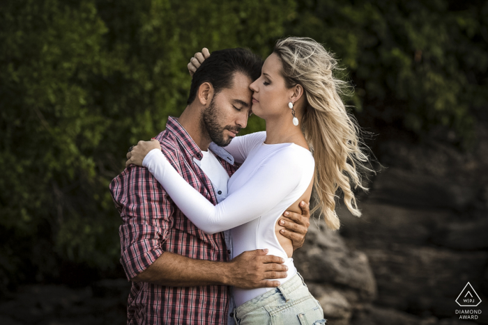 Amor em abraços nesta linda sessão de noivado em Búzios, Rio de Janeiro, Brasil