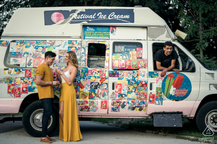 sesión de retratos de compromiso de camión de helados en Passaic Falls