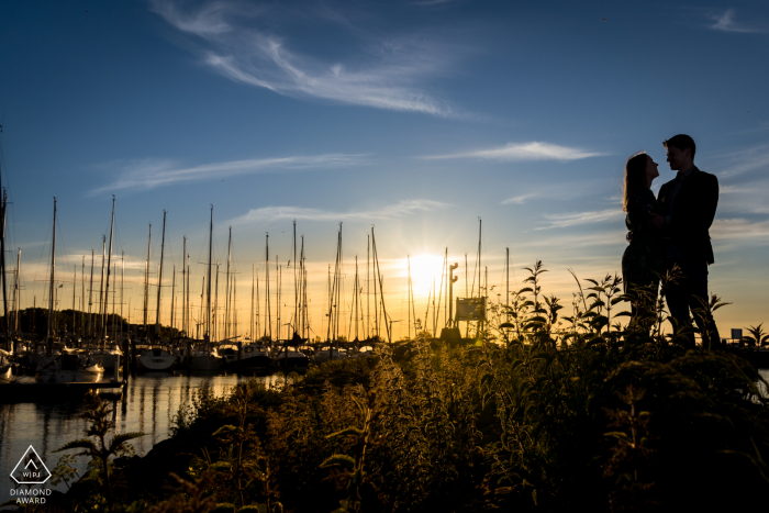 a couple is standing in front of the "jachthaven de batterij" in Willemstad the Netherlands