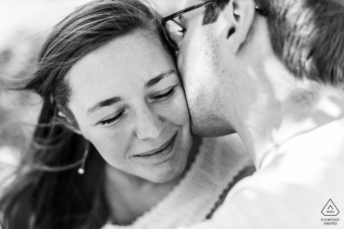 Un Labege France Kiss du marié lors d'une séance de portrait avant le mariage