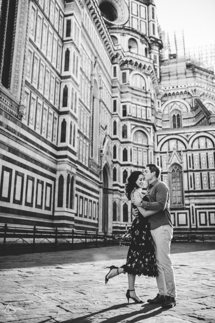 Séance photo de fiançailles avec un couple à Florence au Duomo