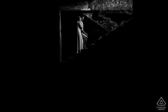 Gramado - RS	Bride and groom on the stairs with only one light input