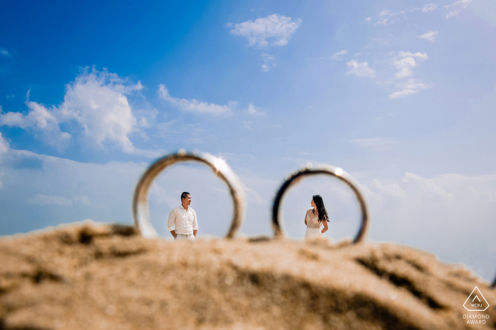 Portrait de pré mariage avec bagues de fiançailles et les sables de Da Nang