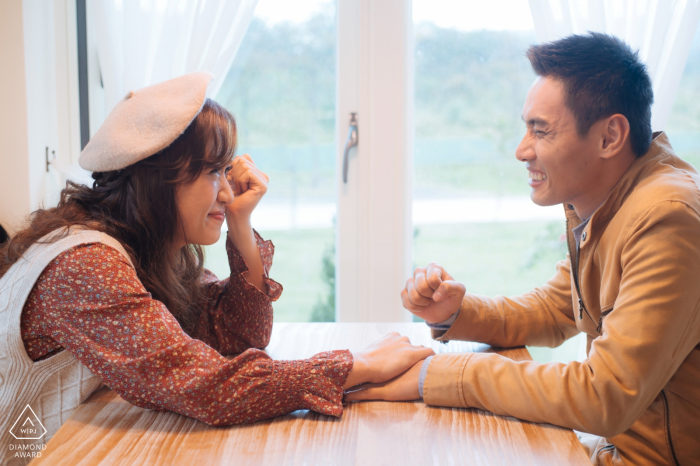 Taiwan, Hualien, sessão interior de retratos de PRÉ-CASAMENTO para um jovem casal em uma mesa