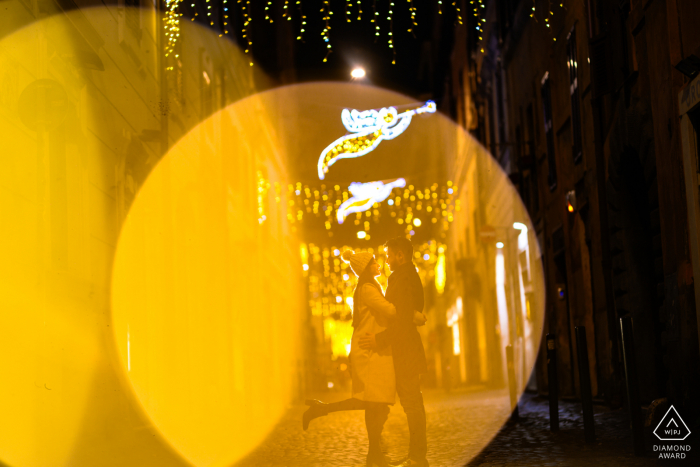 Rzym, Włochy sesja zaręczynowa nocą - to zdjęcie zostało zrobione obiektywem Nikon Noct f0.95. Bokeh jest czyste i piękne, a ten obiektyw można zobaczyć w nocy!