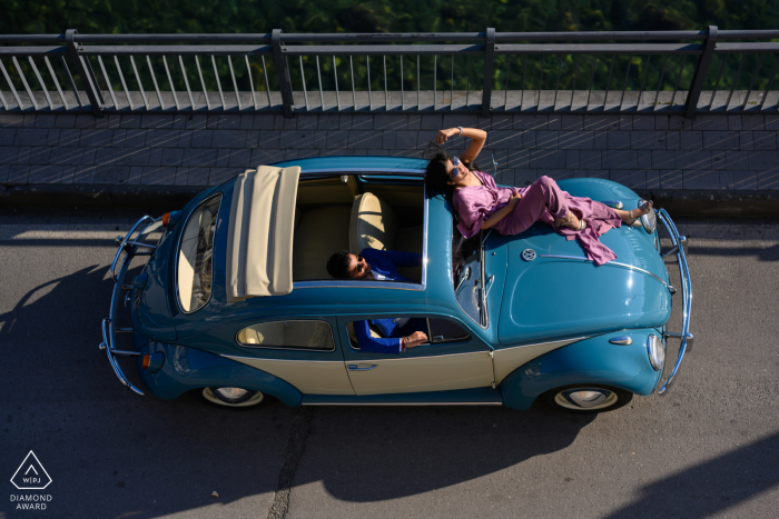 Alquilamos un auto antiguo y fue la mejor decisión para esta sesión de fotos de compromiso de Positano, Italia