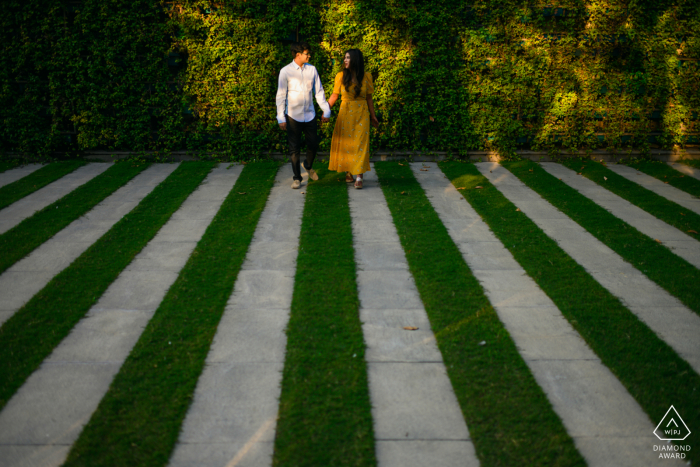 Ein Großstadtdschungel und ihre Liebesgeschichte sind in diesem Fotoshooting vor der Hochzeit in Neu-Delhi, Indien, zu sehen