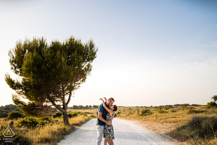 une séance de portrait pour un couple près d'un arbre et partage de câlins Kamenjak, Croatie séance de portrait pour un couple près d'un arbre et partage des câlins